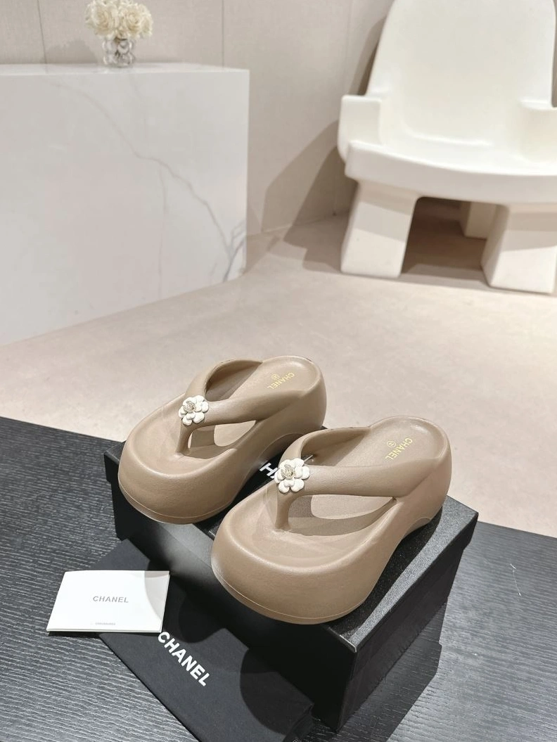 WellDesigned Chxnxl Slippers 122691