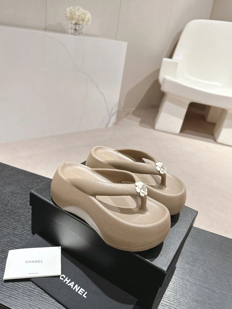WellDesigned Chxnxl Slippers 122691