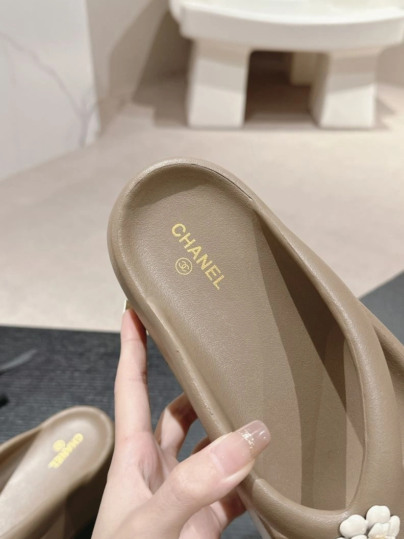 WellDesigned Chxnxl Slippers 122691