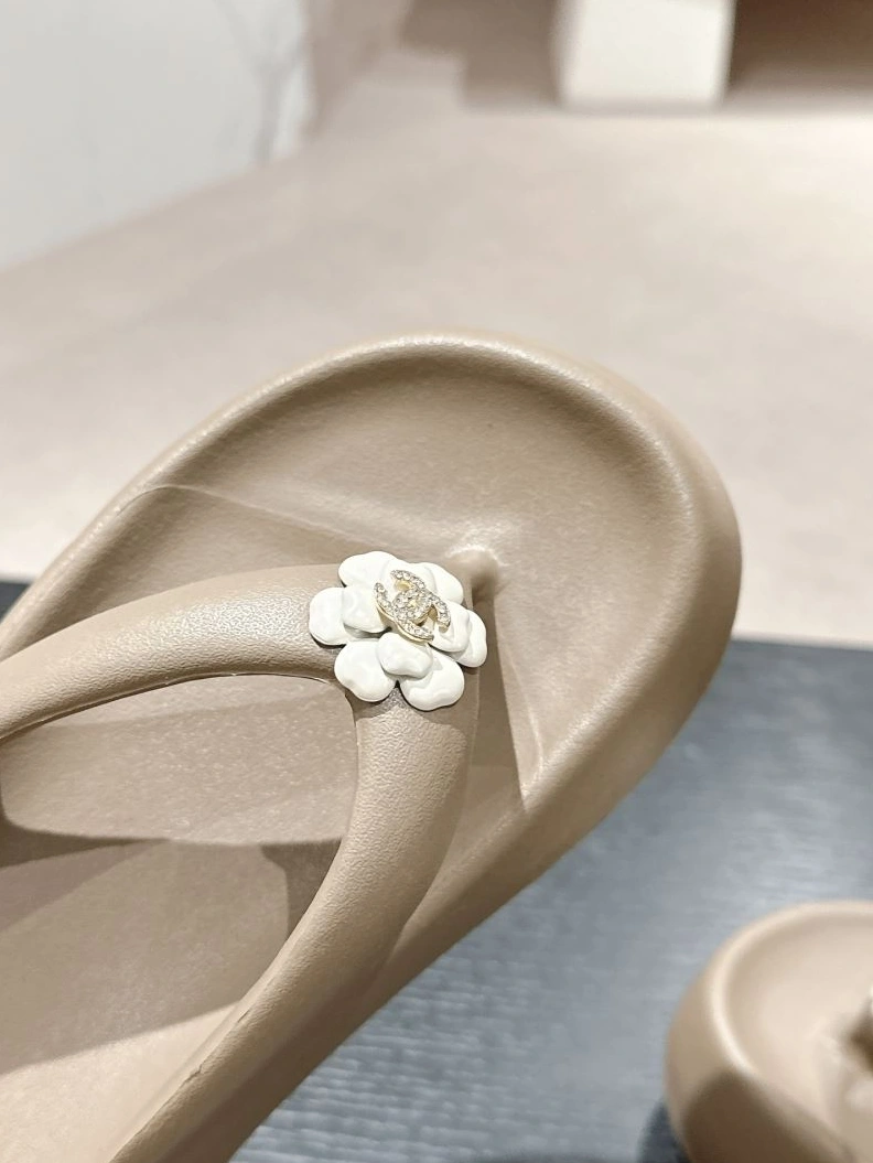 WellDesigned Chxnxl Slippers 122691