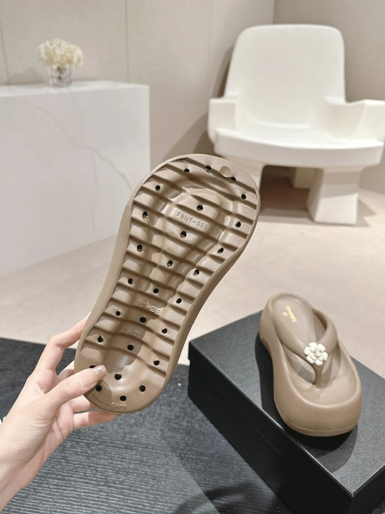 WellDesigned Chxnxl Slippers 122691