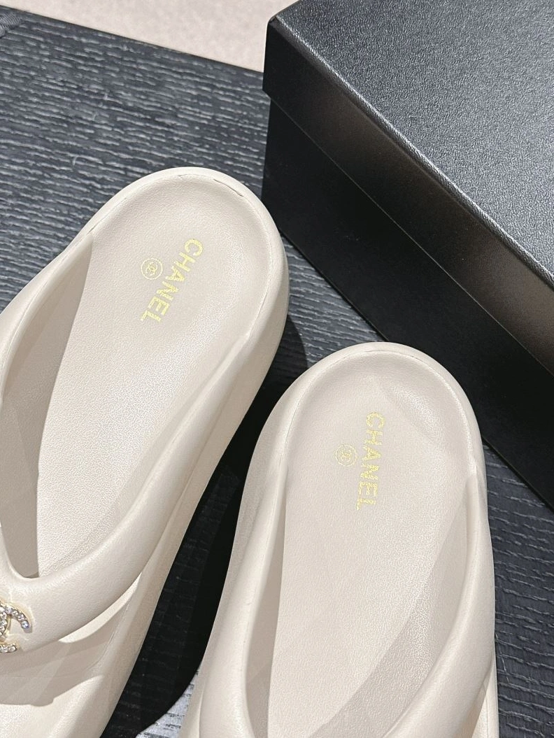 Durable Chxnxl Slippers 122689