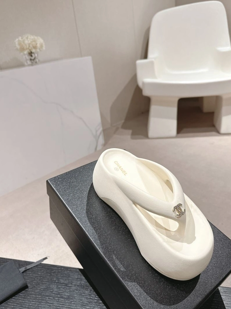 Sleek Chxnxl Slippers 122680