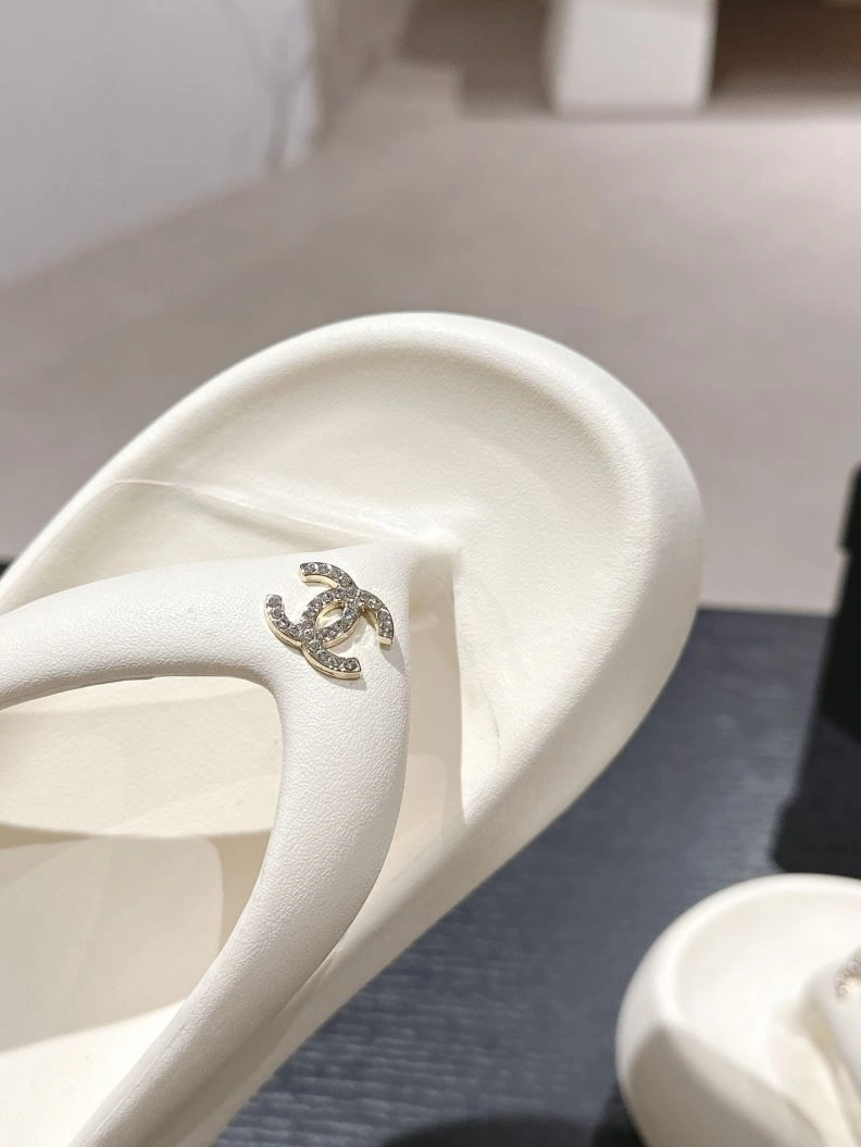 Sleek Chxnxl Slippers 122680