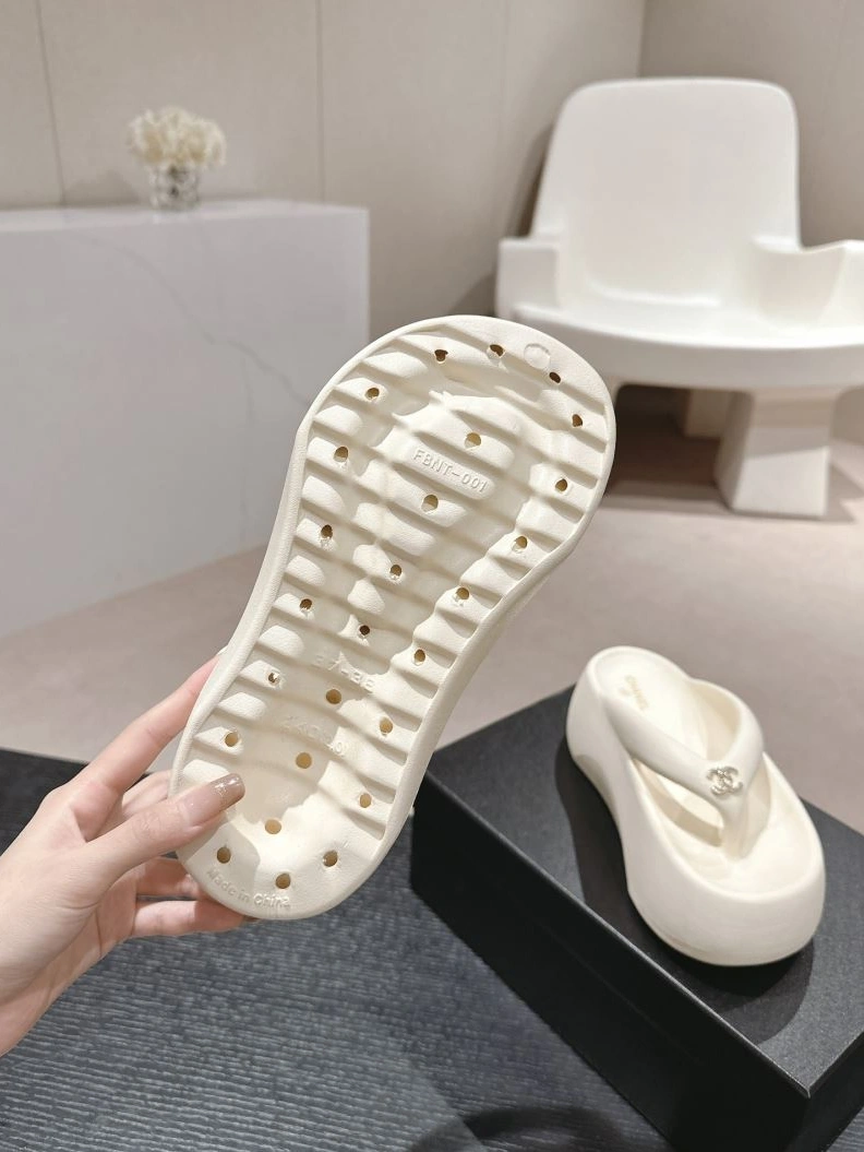 Sleek Chxnxl Slippers 122680
