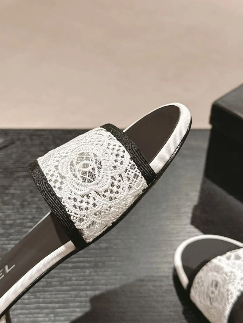 Lightweight Chxnxl Slippers 122677