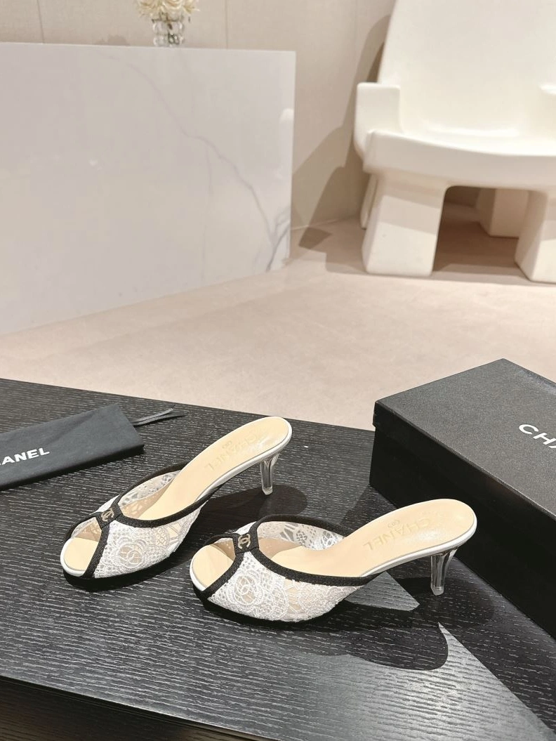 EyeCatching Chxnxl Slippers 122671