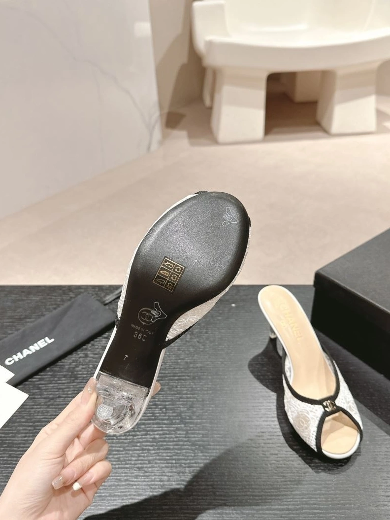 EyeCatching Chxnxl Slippers 122671