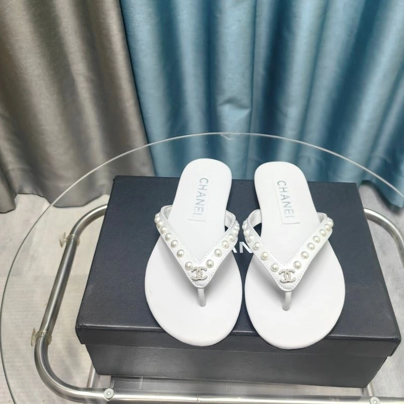Minimalist Chxnxl Slippers 122665