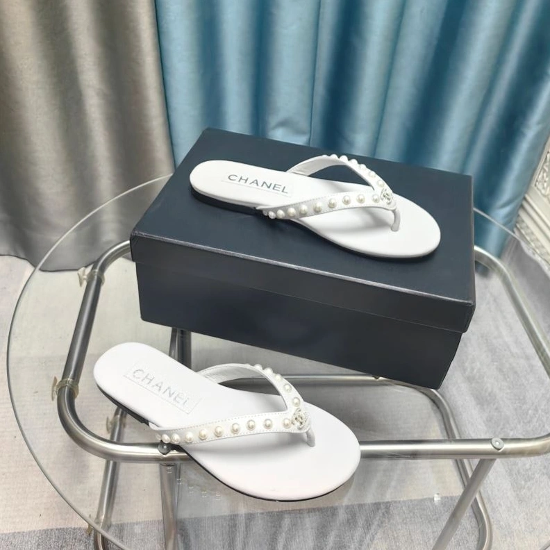 Minimalist Chxnxl Slippers 122665