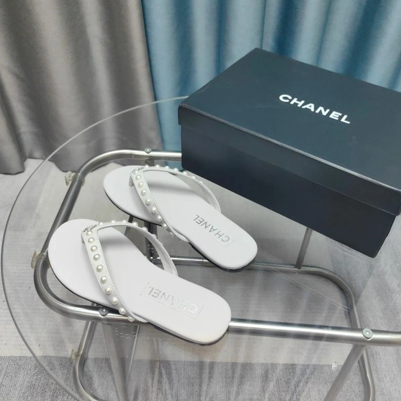 Minimalist Chxnxl Slippers 122665