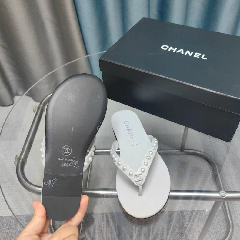 Minimalist Chxnxl Slippers 122665