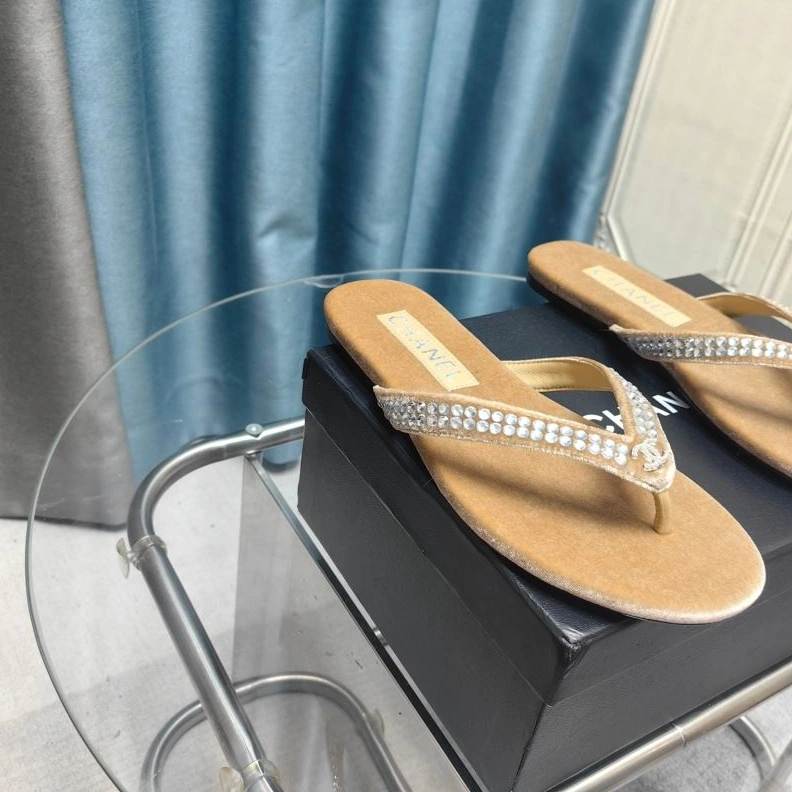 Minimalist Chxnxl Slippers 122649
