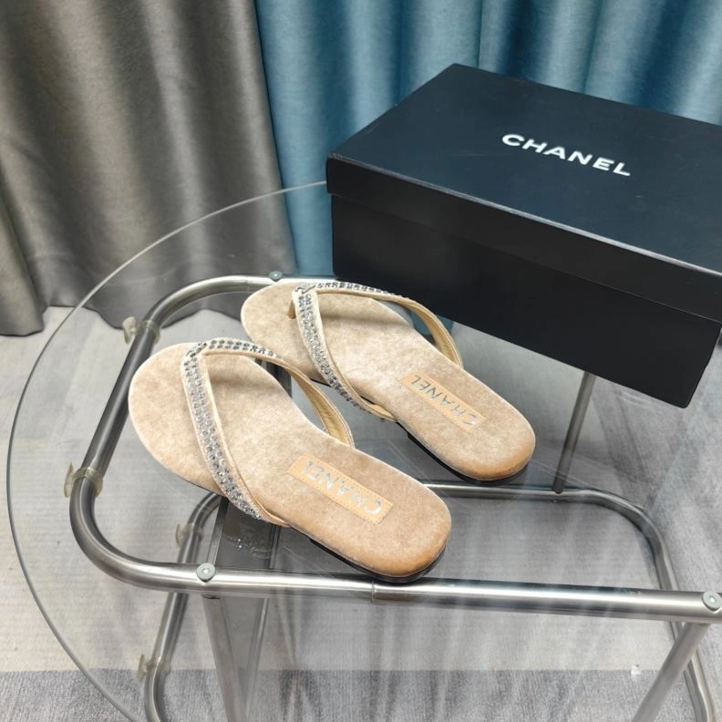 Minimalist Chxnxl Slippers 122649