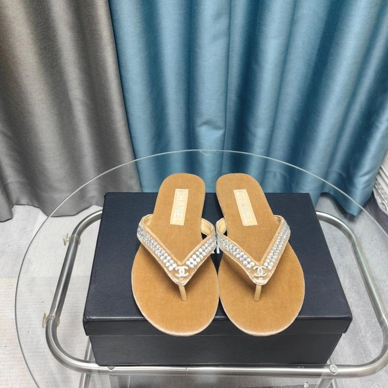 Minimalist Chxnxl Slippers 122649