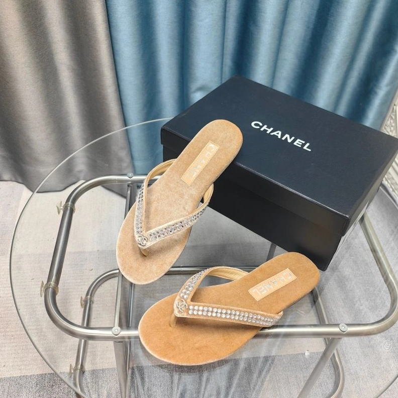 Minimalist Chxnxl Slippers 122649