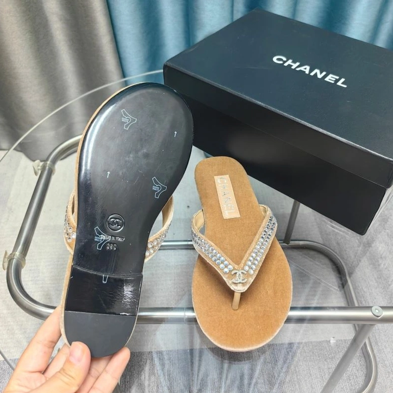 Minimalist Chxnxl Slippers 122649