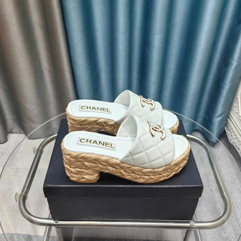 Minimalist Chxnxl Slippers 122626