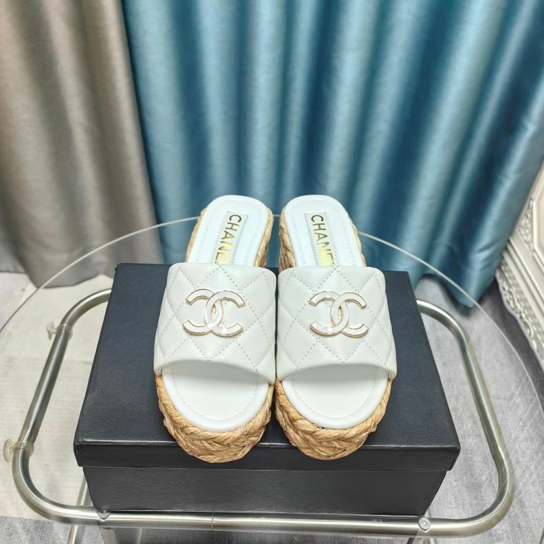 Minimalist Chxnxl Slippers 122626