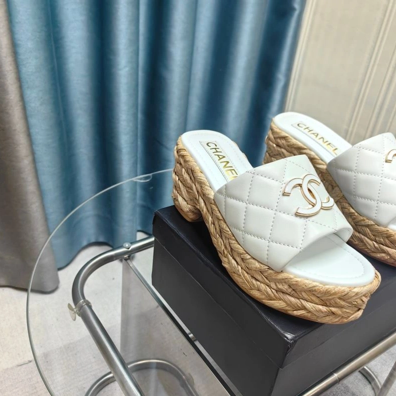 Minimalist Chxnxl Slippers 122626