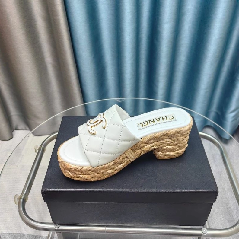 Minimalist Chxnxl Slippers 122626