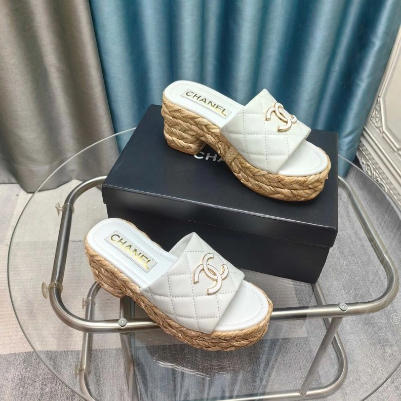 Minimalist Chxnxl Slippers 122626