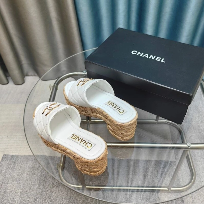 Minimalist Chxnxl Slippers 122626