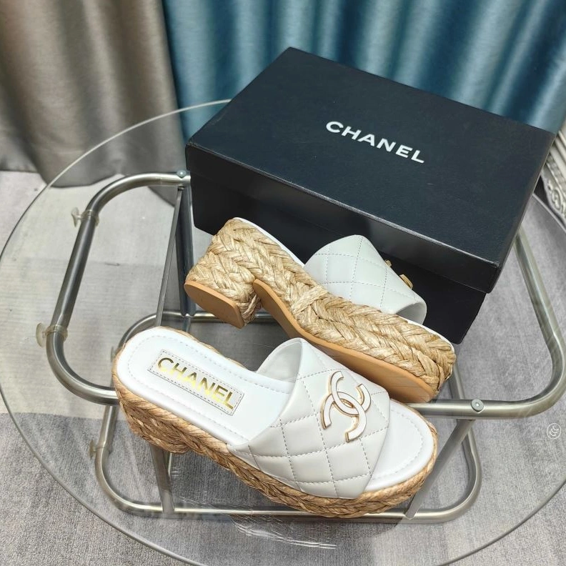 Minimalist Chxnxl Slippers 122626