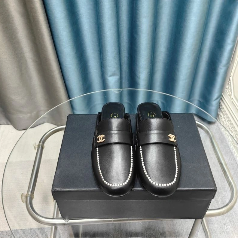 Refined Chxnxl Slippers 122622
