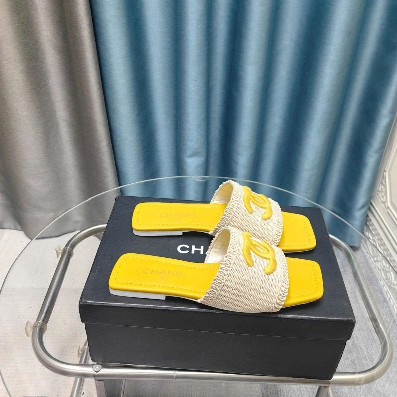 EyeCatching Chxnxl Slippers 122624