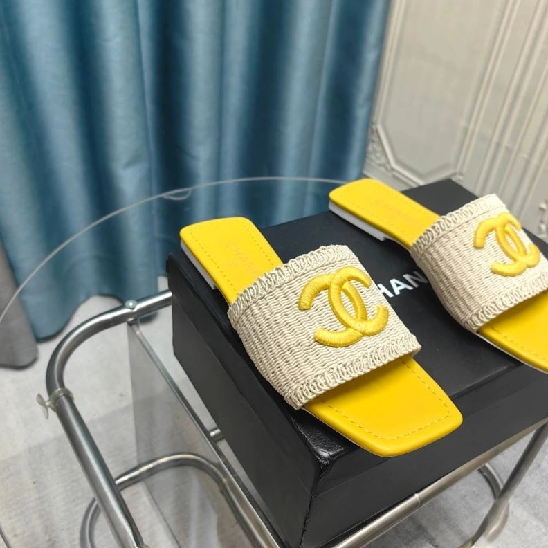 EyeCatching Chxnxl Slippers 122624