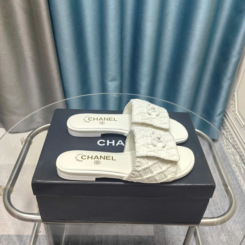 EyeCatching Chxnxl Slippers 122617