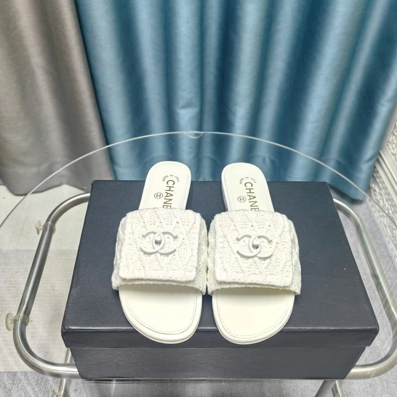 EyeCatching Chxnxl Slippers 122617