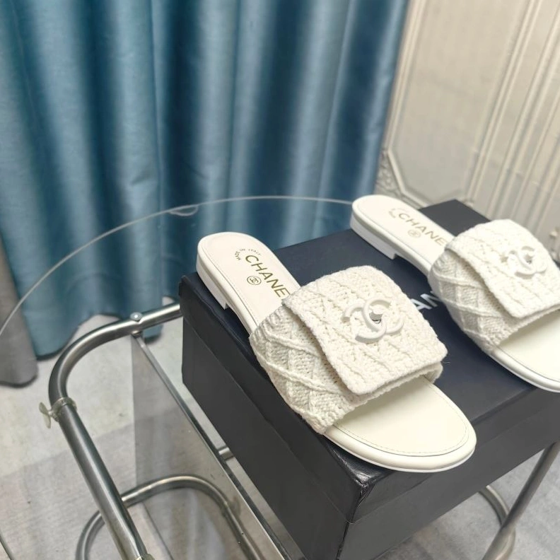 EyeCatching Chxnxl Slippers 122617