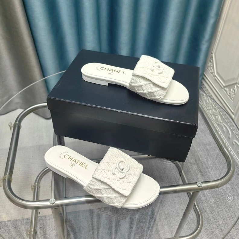EyeCatching Chxnxl Slippers 122617