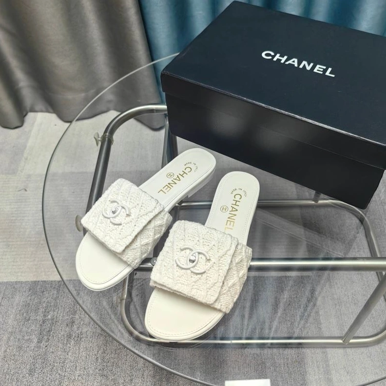 EyeCatching Chxnxl Slippers 122617
