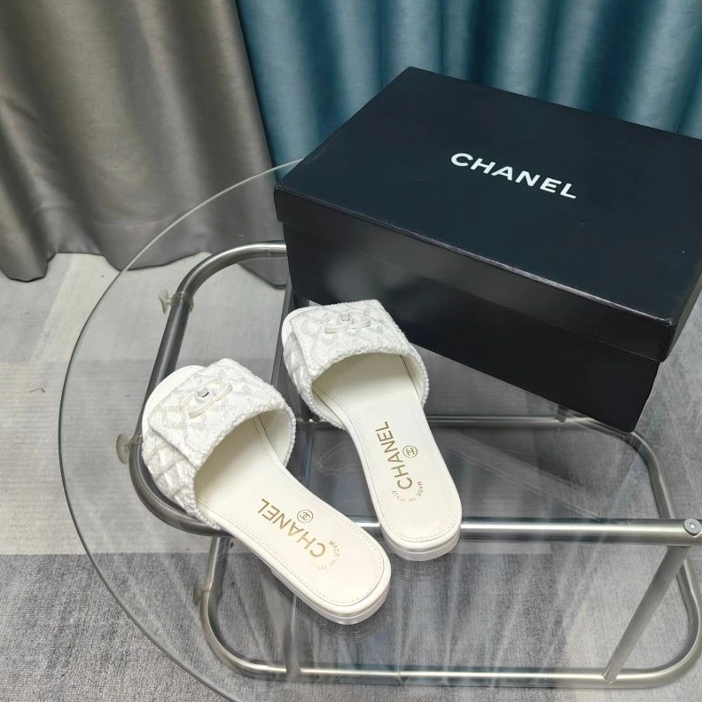 EyeCatching Chxnxl Slippers 122617