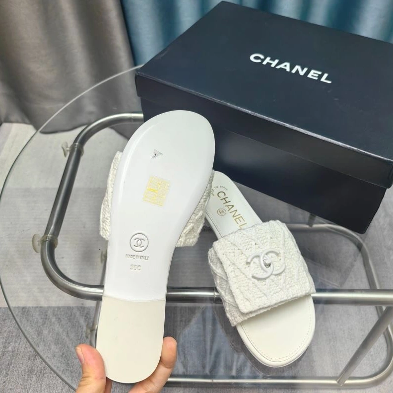 EyeCatching Chxnxl Slippers 122617