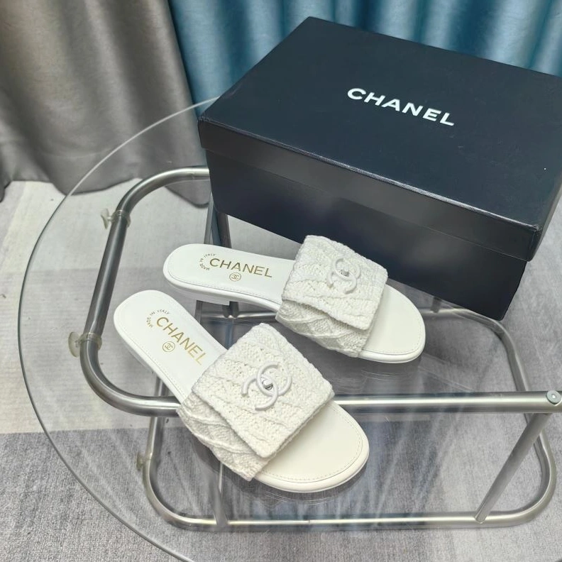 EyeCatching Chxnxl Slippers 122617