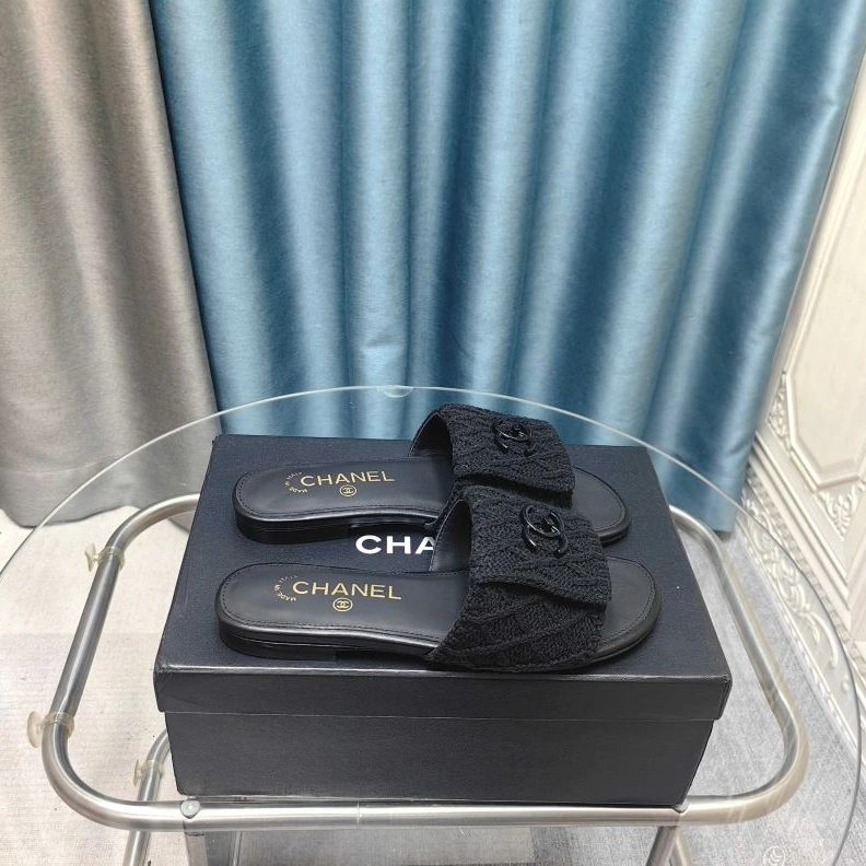Versatile Chxnxl Slippers 122615