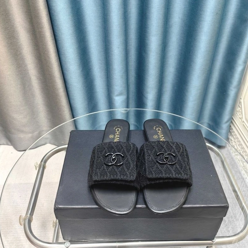 Versatile Chxnxl Slippers 122615