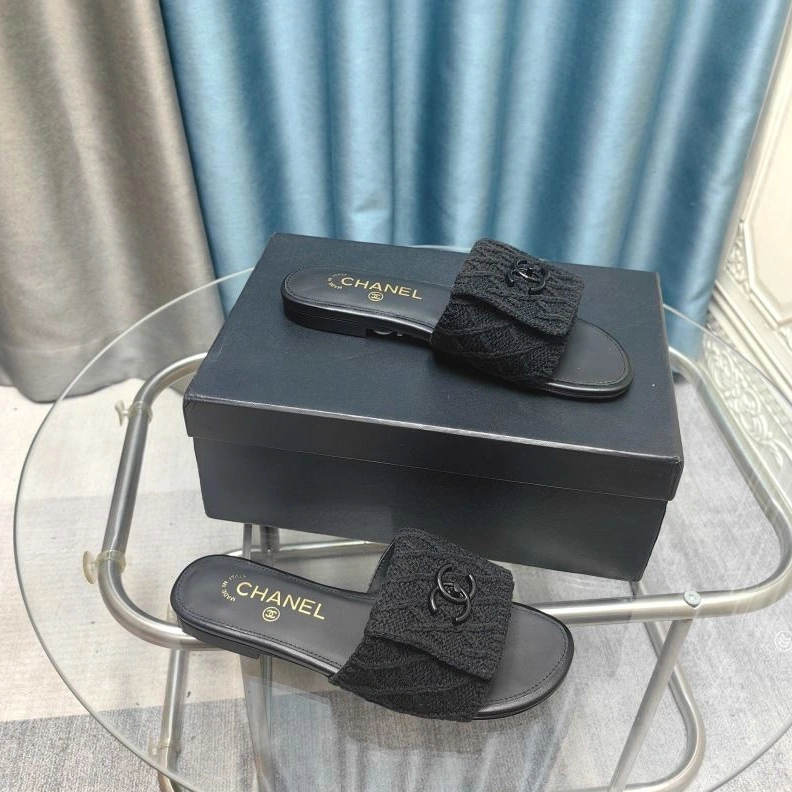 Versatile Chxnxl Slippers 122615