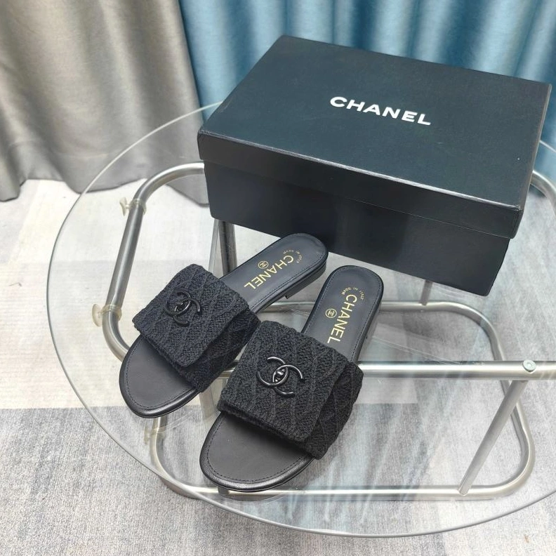 Versatile Chxnxl Slippers 122615