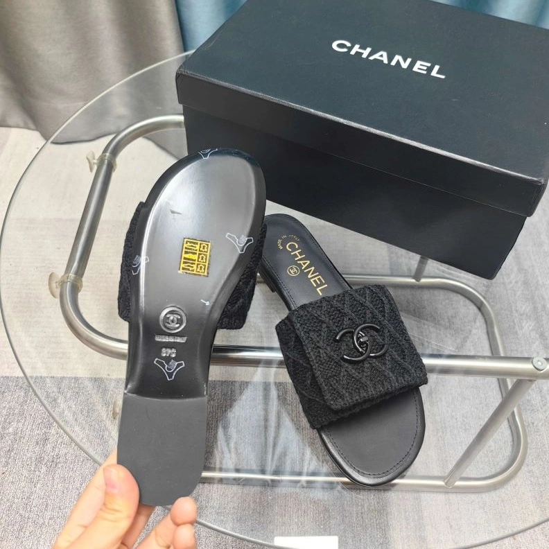 Versatile Chxnxl Slippers 122615