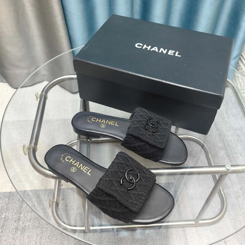 Versatile Chxnxl Slippers 122615