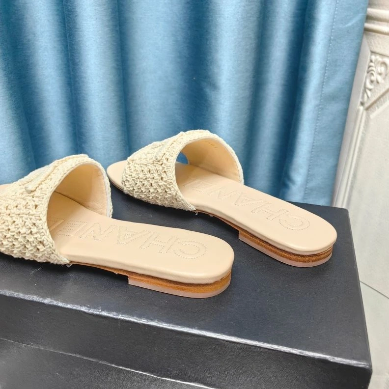 Bright Chxnxl Slippers 122585