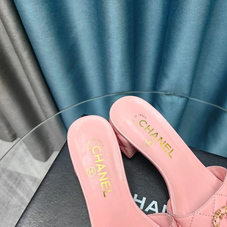 Sleek Chxnxl Slippers 122577