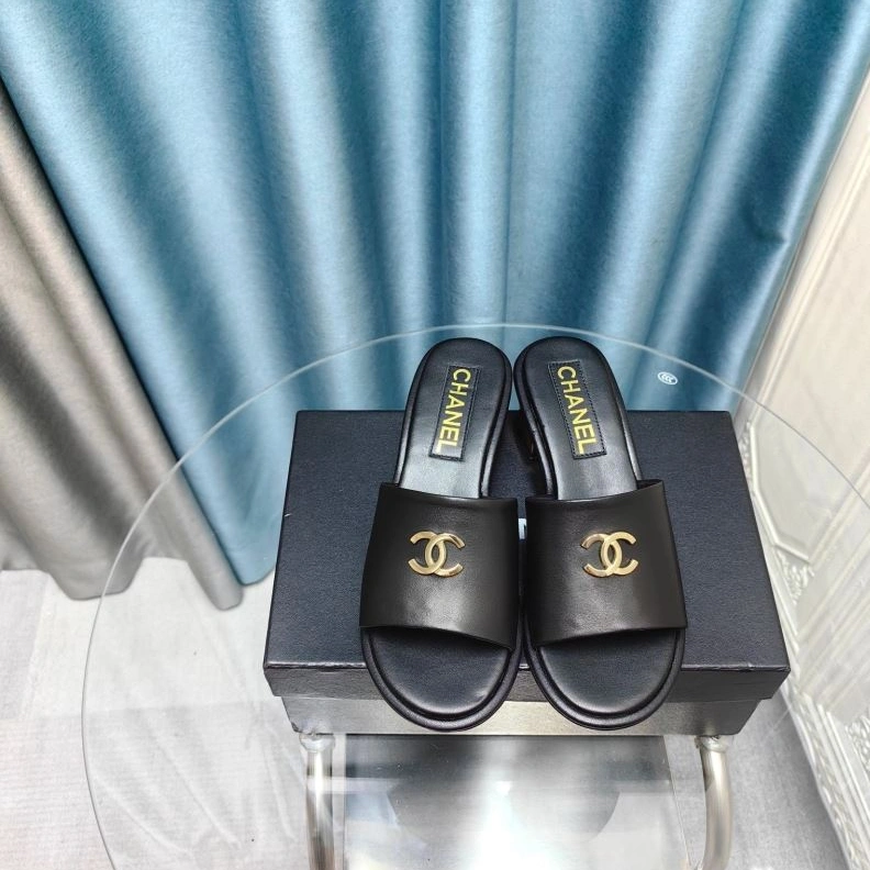 Versatile Chxnxl Slippers 122564
