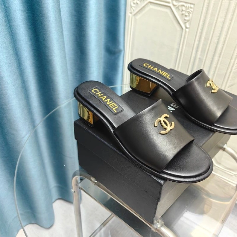 Versatile Chxnxl Slippers 122564