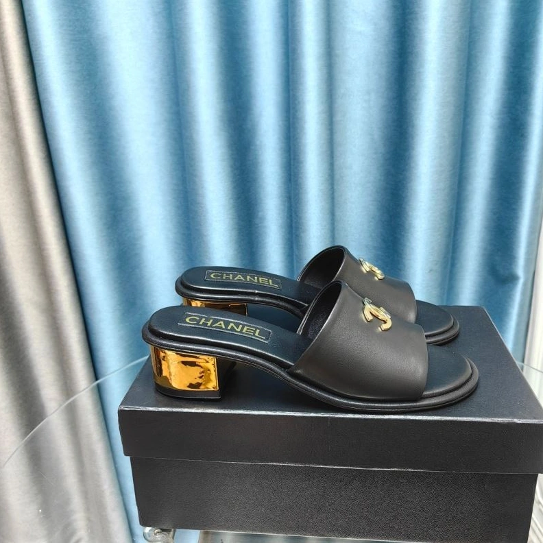 Versatile Chxnxl Slippers 122564